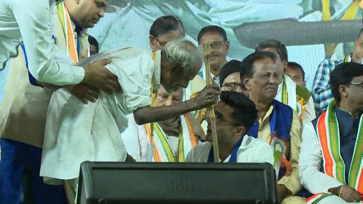 '২০২৪-এ তৃণমূল ঐক্যবদ্ধভাবেই লড়বে। ডায়মন্ড হারবার আমার কাছে অগ্রাধিকার পাবে। তবে দল যে দায়িত্ব দেবে, তাই পালন করব', দলে প্রবীণ-নবীন দ্বন্দ্বের জল্পনা উড়িয়ে পৈলানের সভা থেকে বার্তা ডায়মন্ড হারবারের তৃণমূল সাংসদের ।