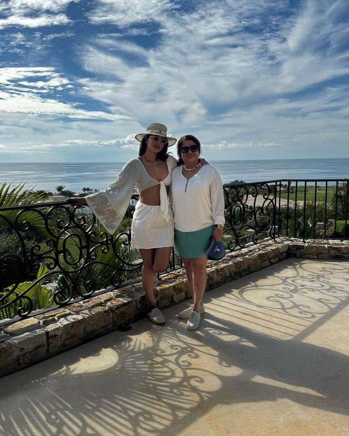 బాలీవుడ్​లో టాప్​ హీరోయిన్​ లిస్ట్​లో ప్రియాంక చోప్రా ఉంటుంది. ఈ భామ తన స్కిల్స్​తో హాలీవుడ్​ వరకు వెళ్లింది.