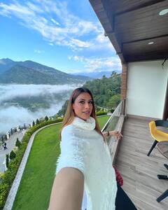 Nia Sharma Photos: माथे पर चंदन का तिलक लगाए भोलेनाथ के दर्शन करने पहुंचीं निया शर्मा, पहाड़ों पर यूं दिए खूबसूरत पोज