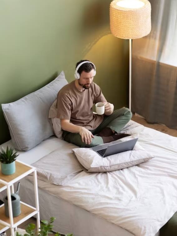 क्या बेड पर बैठ कर ऑफिस का काम करना सही होता है?