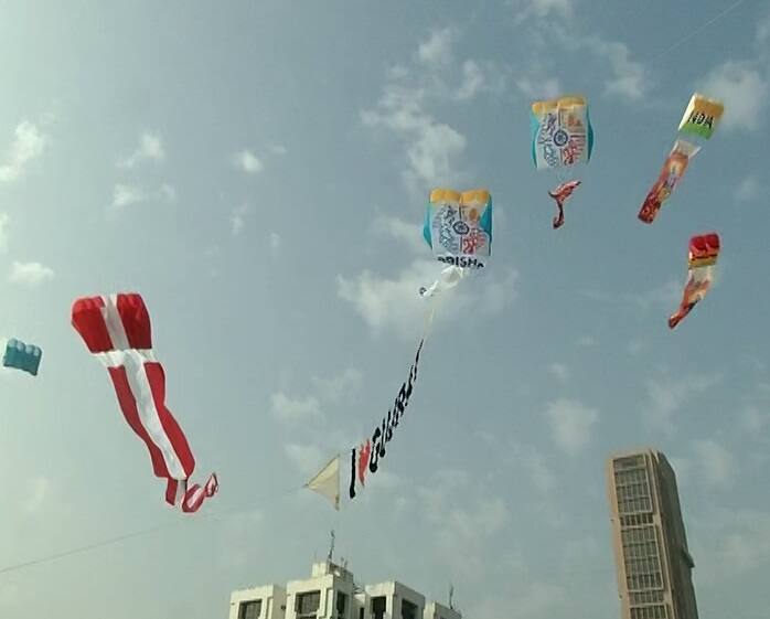 આજથી અમદાવાદમાં ઇન્ટરનેશનલ કાઇટ ફેસ્ટિવાલનો શુભારંભ થઇ રહ્યો છે. આજથી એટલે કે 7 થી 12 જાન્યુવારી સુધી અમદાવાદ ખાતે આ આંતરરાષ્ટ્રીય પતંગ મહોત્સવની ઉજવણી થઇ રહી છે.