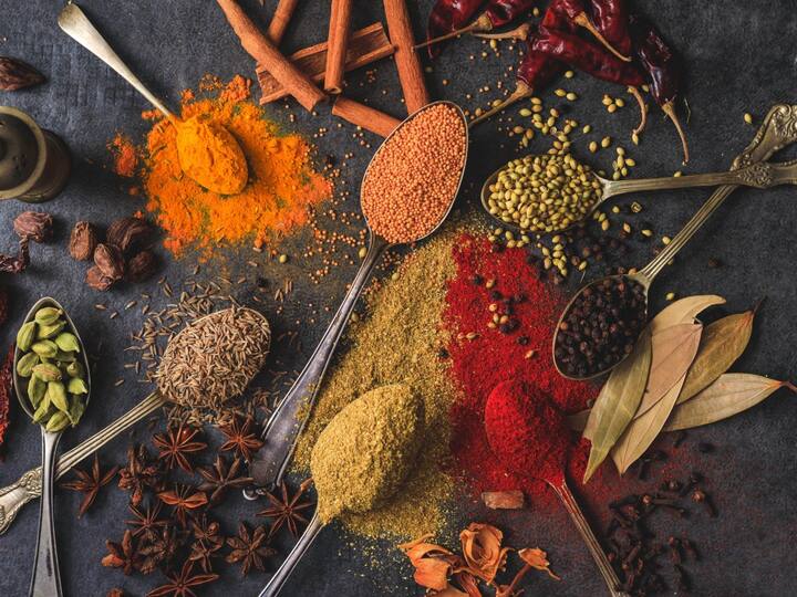Spices In your Kitchen : चव आणि सुगंध असलेले मसाले तुमचे जेवण पूर्ण करतात. फक्त एक चिमूटभर मसाला अन्नाला चव देऊ शकतो. अनेकजण मसालेदार जेवणाला पसंती देतात.