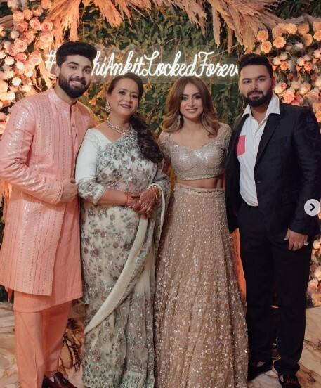 ਭਾਰਤੀ ਕ੍ਰਿਕਟਰ ਰਿਸ਼ਭ ਪੰਤ ਅਤੇ ਉਨ੍ਹਾਂ ਦੇ ਪਰਿਵਾਰ ਨੂੰ ਵੀ ਪ੍ਰਸ਼ੰਸਕਾਂ ਵੱਲੋਂ ਬੇਹੱਦ ਪਿਆਰ ਦਿੱਤਾ ਜਾਂਦਾ ਹੈ। ਦੱਸ ਦੇਈਏ ਕਿ ਭਾਰਤੀ ਕ੍ਰਿਕਟਰ ਰਿਸ਼ਭ ਪੰਤ ਦੇ ਨਾਲ-ਨਾਲ ਉਨ੍ਹਾਂ ਦੀ ਭੈਣ ਸਾਕਸ਼ੀ ਪੰਤ ਵੀ ਕਾਫੀ ਮਸ਼ਹੂਰ ਹੈ।