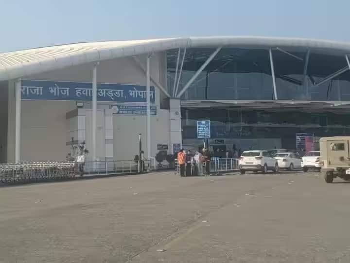 MP Weather: एमपी में कोहरे की वजह से हवाई यात्री परेशान, राजा भोज एयरपोर्ट पर 2-3 घंटे लेट हुईं फ्लाइट्स MP Air travel disrupted due to fog Flights late by about 2-3 hours at Raja Bhoj Airport ANN MP Weather: एमपी में कोहरे की वजह से हवाई यात्री परेशान, राजा भोज एयरपोर्ट पर 2-3 घंटे लेट हुईं फ्लाइट्स