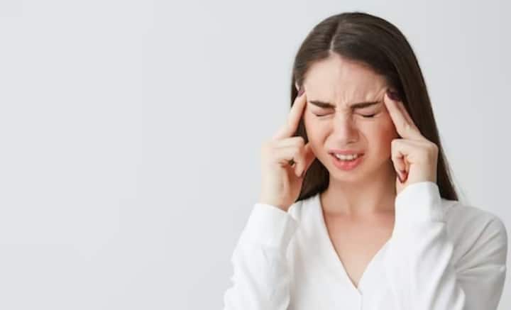 চিৎকার-চেঁচামেচি, হই-হট্টগোল পোষায় না অনেকেরই।রাস্তাঘাটে গাড়ির হর্ন হোক বা তীব্র আলো, যন্ত্রণায় মাথা ছিঁড়ে যায়। ছবি: ফ্রিপিক।