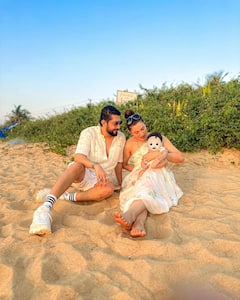 Gauahar Khan Vacation Pics: बेटे और पति संग गोवा में वेकेशन मना रही हैं गौहर खान, रेत पर बैठकर यूं दिए खूबसूरत पोज