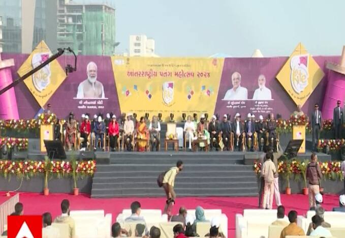 International Kite Festival: ગુજરાતમાં ઉતરાયણનું ખુબ જ મહત્વ છે, આગામી 14મી જાન્યુઆરીએ મકરસંક્રાંતિનો તહેવાર છે, પરંતુ આ પહેલા ગુજરાત સરકાર પતંગમહોત્સવને આજે ખુલ્લુ મુક્યુ છે. આજથી અમદાવાદમાં આંતરરાષ્ટ્રીય પતંગ મહોત્સવનો શુભારંભ થયો છે.