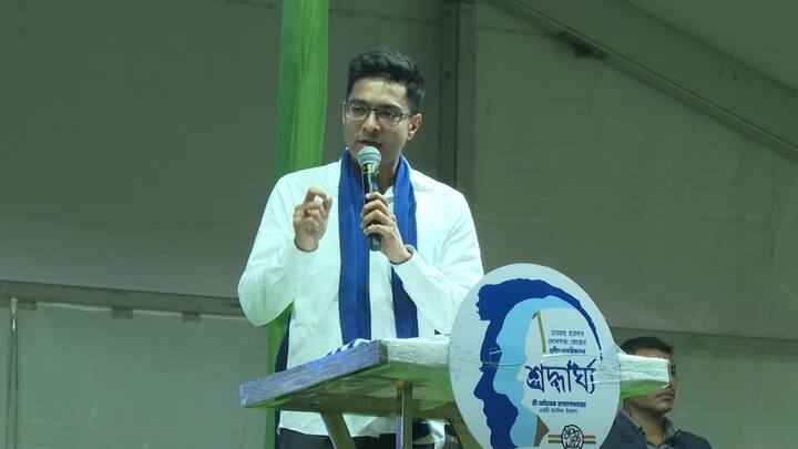 এদিন এই বার্ধক্যভাতা প্রদান কর্মসূচি অনুষ্ঠানে আরও একবার বয়সের সীমাবদ্ধতার কথা শোনা যায় তাঁর মুখে। বলেন, অভিষেকের কথায়, 'আজ আমার ৭০ বছর বয়স হলে কী পারব দু-আড়াই মাস রাস্তায় হাঁটতে? আমার বয়স এখন কম। তাই পারছি। ৭০ বছর বয়স হলে কী পারব? ২৫ বছরের ছেলে যে পরিশ্রম করতে পারবে, ৫৫-৬০ বছর বয়স হলে তো সে করতে পারবে না। খেলার ক্ষেত্রেও এটা প্রযোজ্য, রাজনীতির ক্ষেত্রেও প্রযোজ্য, আমি সেই কথাটাই বলেছি।' সঙ্গে এও মনে করান, তিনি ডায়মন্ড হারবারের প্রার্থী হলে নিজের লোকসভা কেন্দ্রকে দেখবেন।