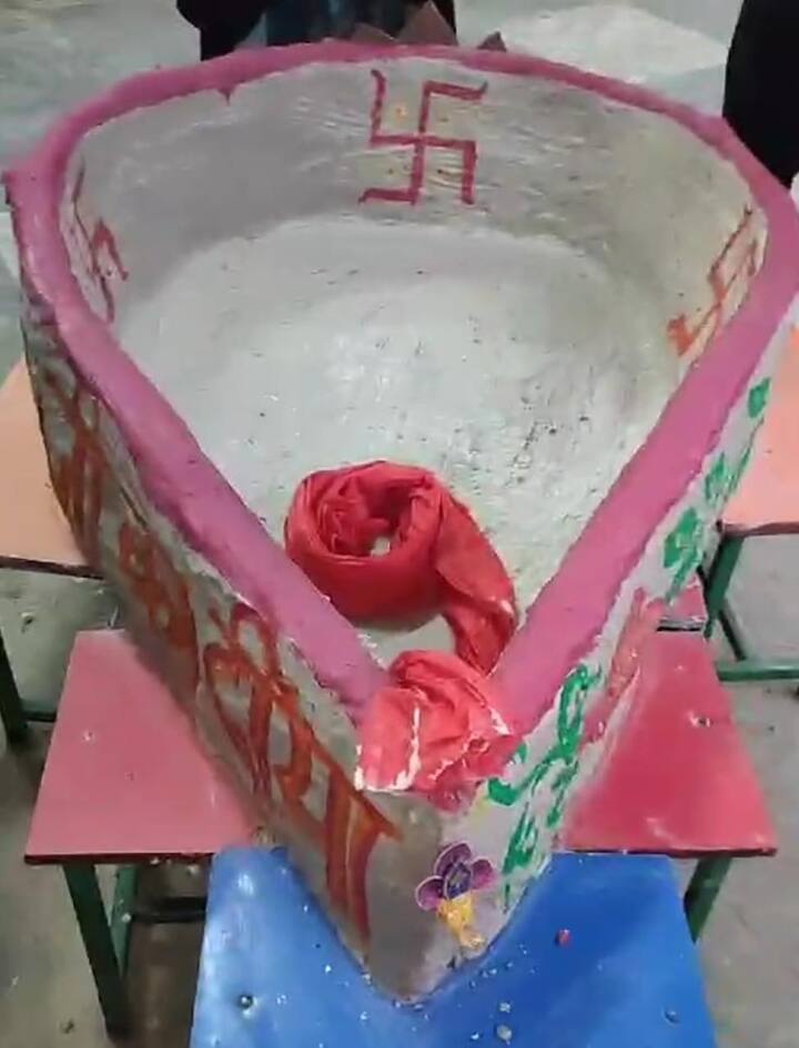 प्राण प्रतिष्ठा पर हजारों दीप जलाकर उत्सव मनाने की तैयारी चल रही है. काशी के स्कूली शिक्षक और छात्रों ने मिलकर भगवान राम का विशेष दिया तैयार किया है.