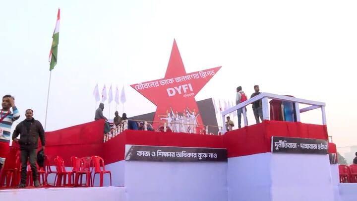 ইনসাফ ব্রিগেড ব্যানার টাঙানো মূল মঞ্চটি দৈর্ঘ্যে ৩২ ফুট ও চওড়ায় ২৪ ফুট। দ্বি-স্তরীয় মূল মঞ্চে রয়েছে চার ফুট বাই চার ফুটের রস্টাম।এখানেই বক্তব্য রাখবেন নেতা, নেত্রীরা।