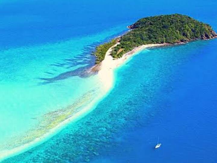 Minicoy Beach: Situated in the serene and picturesque southern region, Minicoy stands out as one of the most charming beaches in Lakshadweep that you certainly wouldn't want to overlook. Visitors have the opportunity to partake in various activities such as sunbathing, swimming, and fishing. (Image Source: Twitter@PallaviSin93265)