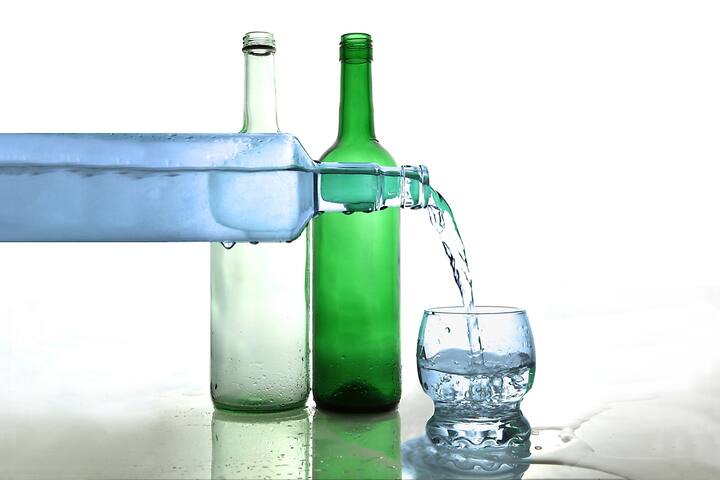 கழுவிய பாட்டிலை நன்றாக அலசி காயவைக்கவும். பேப்பர் டவலைக் கொண்டு காய வைக்கவும். ஈரப்பதத்தினால் கிருமிகள் பல மறுபடியும் வரக்கூடும் என்பதால் காய வைத்த பிறகு பாட்டிலை நன்றாக மூடி விட வேண்டும்.