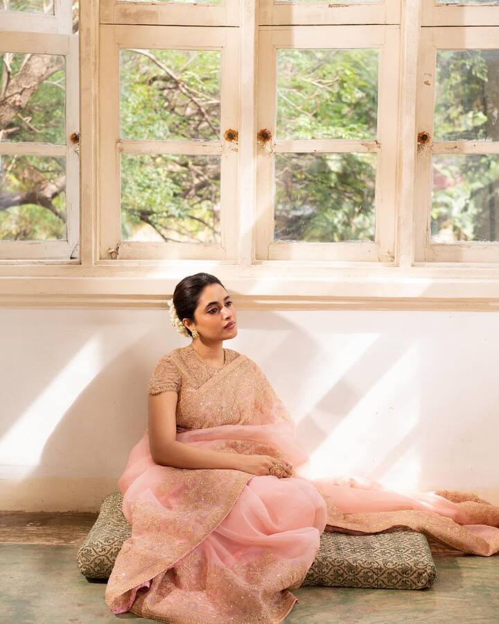 தமிழ் மற்றும் தெலுங்கு திரையுலகில் வளர்ந்து வரும் நடிகையாக கருதப்படுபவர் பிரியங்கா மோகன்.