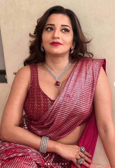 ਮੋਨਾਲੀਸਾ ਨੇ ਰੈੱਡ ਕਲਰ ਦੀ ਸਾੜੀ 'ਚ ਆਪਣੀਆਂ ਖੂਬਸੂਰਤ ਤਸਵੀਰਾਂ ਸ਼ੇਅਰ ਕੀਤੀਆਂ ਹਨ। ਉਹ ਸਲੀਵਲੇਸ ਬਲਾਊਜ਼ 'ਚ ਆਪਣੇ ਕਿਲਰ ਲੁੱਕ ਨਾਲ ਆਪਣੇ ਪ੍ਰਸ਼ੰਸਕਾਂ ਨੂੰ ਦੀਵਾਨਾ ਬਣਾ ਰਹੀ ਹੈ। ਉਸ ਦੇ ਕਾਤਲਾਨਾ ਅੰਦਾਜ਼ਾਂ ਨੂੰ ਦੇਖ ਕੇ ਪ੍ਰਸ਼ੰਸਕ ਬੇਤਾਬ ਹੋ ਗਏ ਹਨ।