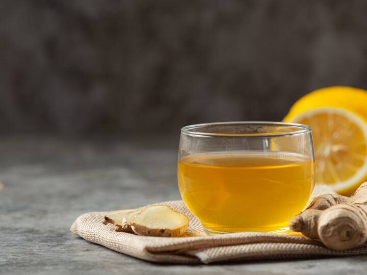 हल्दी एक ऐसी सुपरफूड है जिसमें विटामिन, मिनरल्स और एंटीऑक्सीडेंट्स जैसे पोषक तत्वों का भंडार होता है. ये सभी तत्व हमारी इम्यूनिटी को मजबूत बनाकर सर्दी-खांसी जैसी बीमारियों से बचाते हैं.