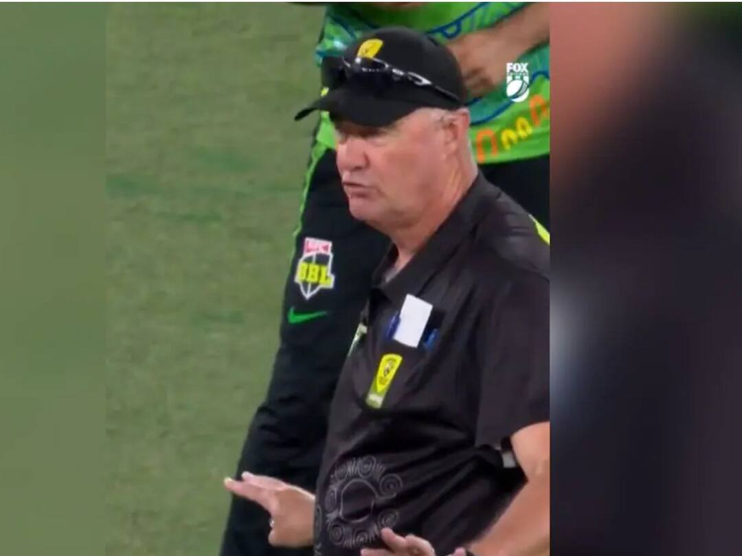 Big Bash League : अंपायरच्या निर्णयामुळे सारेच झाले अचंबित; पहिल्यांदा दिले आऊट नंतर बदलला निर्णय Big Bash League : Everyone was surprised by the umpire's decision; First given out then changed decision Marathi news Big Bash League : अंपायरच्या निर्णयामुळे सारेच झाले अचंबित; पहिल्यांदा दिले आऊट नंतर बदलला निर्णय