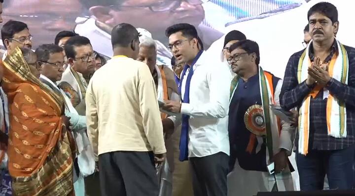 সরকারের আগেই এবার বার্ধক্য ভাতা দেওয়া শুরু করলেন অভিষেক বন্দ্যোপাধ্যায়। এদিন ঘোষণা করা হয়, ৭৬ হাজার ১২০ জনকে মাসে ১ হাজার টাকা করে বার্ধক্যভাতা দেওয়া হবে। (ছবি:Abhishek Banerjee Facebook)