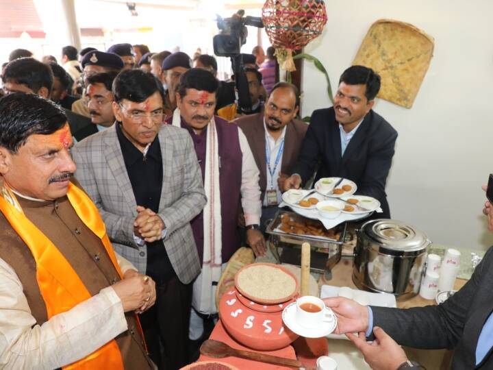 महाकाल की नगरी उज्‍जैन में रविवार को केंद्रीय मंत्री द्वारा सीएम मोहन यादव की मौजूदगी में देश के प्रथम हेल्‍दी और हाईजीनिक फूड स्ट्रीट प्रसादम का उद्घाटन किया गया.