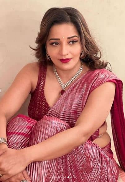 ਮੋਨਾਲੀਸਾ ਸਾੜ੍ਹੀ 'ਚ ਵੱਖ-ਵੱਖ ਪੋਜ਼ ਦਿੰਦੀ ਨਜ਼ਰ ਆ ਰਹੀ ਹੈ। ਤਸਵੀਰਾਂ ਸੋਸ਼ਲ ਮੀਡੀਆ 'ਤੇ ਤੇਜ਼ੀ ਨਾਲ ਵਾਇਰਲ ਹੋ ਰਹੀਆਂ ਹਨ। ਅਦਾਕਾਰਾ ਨੂੰ ਭੋਜਪੁਰੀ ਸਿਨੇਮਾ ਦੀ ਰਾਣੀ ਵਜੋਂ ਜਾਣਿਆ ਜਾਂਦਾ ਹੈ।