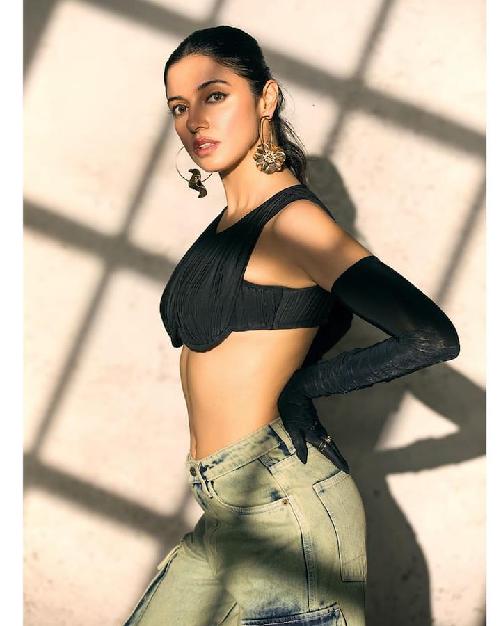 દિવ્યાએ તાજેતરમાં એથનિક લુકમાં તસવીરો શેર કરી છે. આ તસવીરોમાં ગોર્જિયસ લાગી રહી છે દિવ્યા ખોસલા.