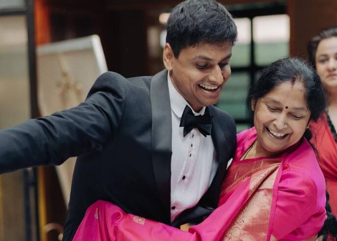 बता दें कि प्रीतम अपने बेटे की सगाई में भी जमकर थिरकी थीं. बेटे के संग वह खूब नाचती-गाती दिखीं.