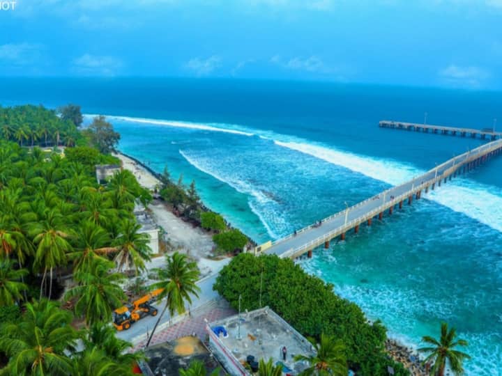 Kavaratti Beach: One of Lakshadweep's most visited beaches, Kavaratti stands out with its crystalline blue lagoon, coastal vegetation, and glistening shoreline. It is undoubtedly among the top beaches in Lakshadweep, offering a great place for photographers and an escape for those seeking relaxation. Moreover, it presents opportunities for thrill-seekers to engage in adventurous water activities such as scuba diving and deep-sea fishing. (Image Source: Twitter/@GlobalAffairsHQ)