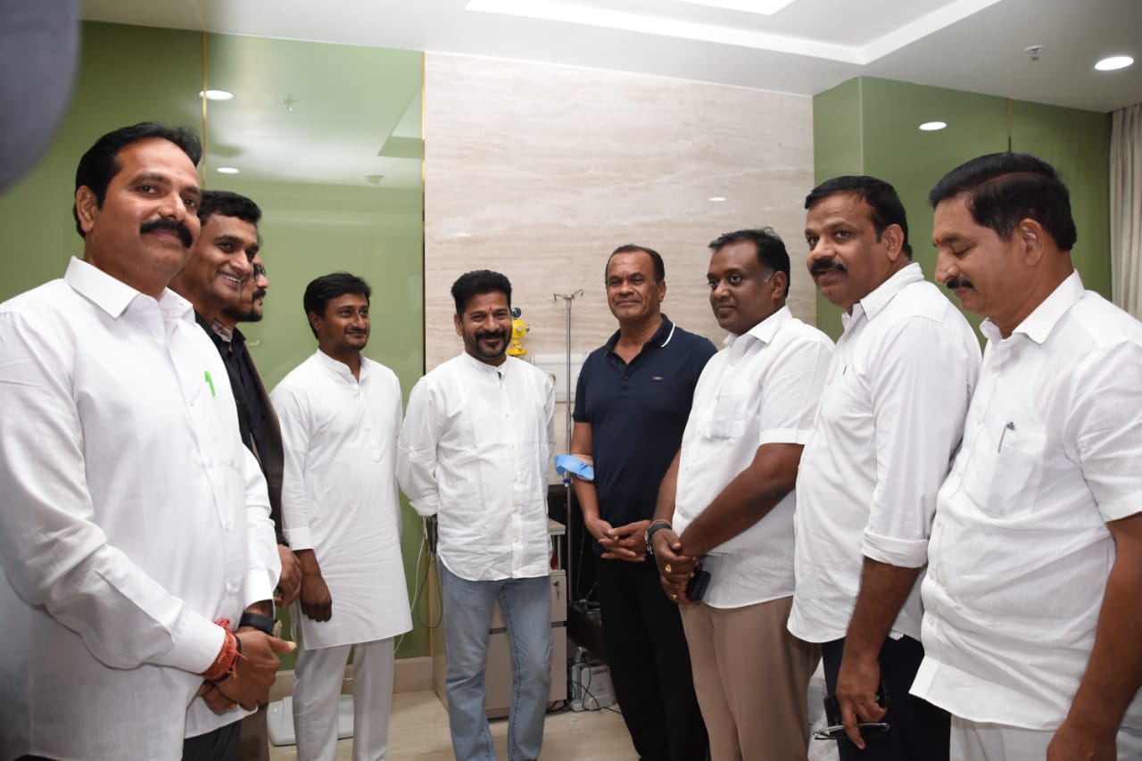 Revanth meets Komatireddy: మంత్రి కోమటిరెడ్డి వెంకట్ రెడ్డిని పరామర్శించిన సీఎం రేవంత్ రెడ్డి