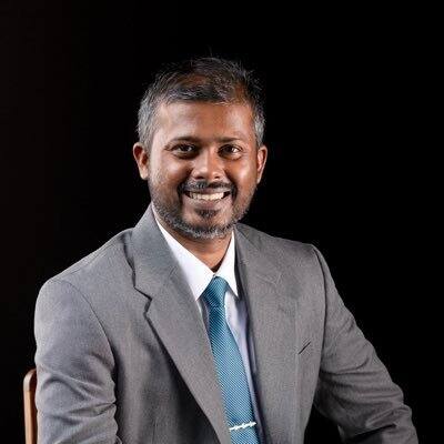 उप मंत्री हसन जिहान के पास परिवहन और नागरिक उड्डयन मंत्रालय और उप मंत्री मालशा के पास युवा अधिकारिता, सूचना और कला मंत्रालय था. वहां की सरकार ने उन्हें सस्पेंड कर दिया है.