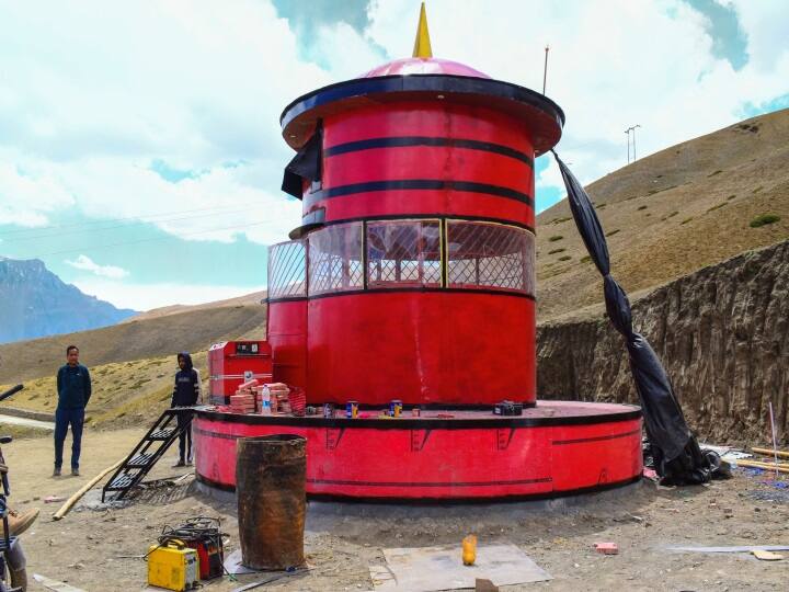 અમે જે પ્રથમ યોજના વિશે વાત કરી રહ્યા છીએ તે છે બાળ જીવન વીમા યોજના. આ એક પોસ્ટ ઓફિસ સ્કીમ છે, આ સ્કીમમાં માતા-પિતાએ દરરોજ ₹6નું રોકાણ કરવાનું હોય છે. આ બાળ જીવન વીમા યોજના હેઠળ માત્ર 5 થી 20 વર્ષની વયના બાળકો માટે જ રોકાણ કરી શકાય છે. આ યોજના હેઠળ માતા-પિતા તેમના બે બાળકો માટે તેને ખરીદી શકે છે. એટલે કે જો કોઈને ત્રણ બાળકો છે તો તે આ યોજનાનો લાભ લઈ શકશે નહીં. જો તમે આ સ્કીમ 5 વર્ષ માટે લઈ રહ્યા છો. પછી તમારે દરરોજ 6 રૂપિયા ચૂકવવા પડશે. જો તમે આ પ્લાન 20 વર્ષ માટે લો છો, તો તમારે પ્રીમિયમ તરીકે દરરોજ ₹18 ચૂકવવા પડશે.