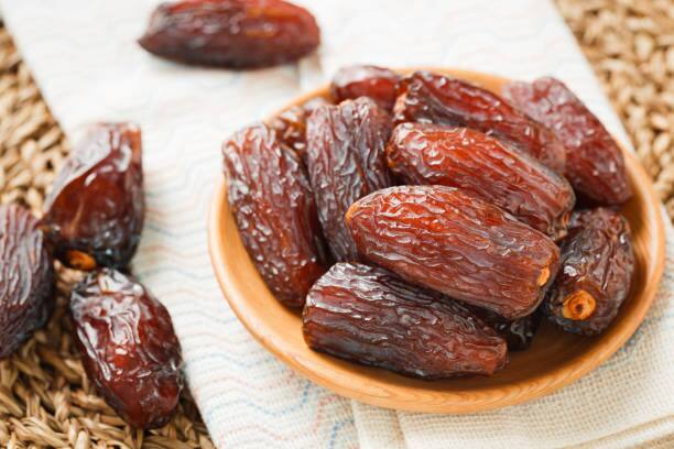 ताकद वाढण्यासाठी तुपात भिजवलेले खजूर रोज रिकाम्या पोटी खाल्याने नैसर्गिकरीत्या ऊर्जा मिळेल. खजूर आणि तूप एकत्र खाल्ल्याने पचनक्रिया सुधारते.