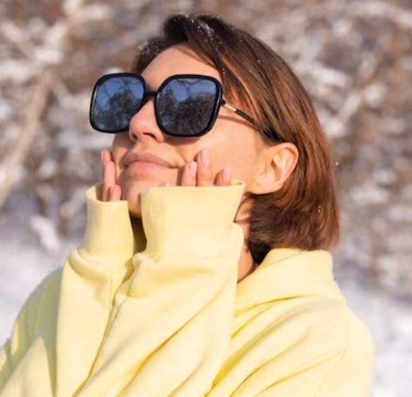 ਸਰਦੀਆਂ 'ਚ ਧੁੱਪ ਵਿੱਚ ਬੈਠਣ ਨਾਲ ਅੰਦਰੋਂ ਖੁਸ਼ੀ ਮਿਲਦੀ ਹੈ। ਇਸ ਨਾਲ ਸਰੀਰ 'ਚ ਹੈਪੀ ਹਾਰਮੋਨ ਸੇਰੋਟੋਨਿਨ ਦਾ ਪੱਧਰ ਵਧਦਾ ਹੈ। ਇਹ ਹਾਰਮੋਨ ਡਿਪ੍ਰੈਸ਼ਨ ਨੂੰ ਘਟਾ ਕੇ ਤੁਹਾਨੂੰ ਖੁਸ਼ ਰੱਖਦਾ ਹੈ। ਇਸ ਨਾਲ ਮਾਨਸਿਕ ਸੰਤੁਸ਼ਟੀ ਮਿਲਦੀ ਹੈ।