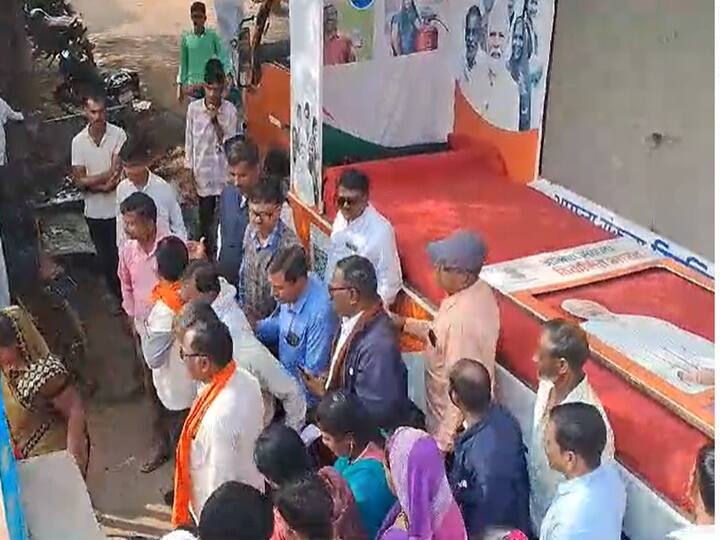 Maratha protesters stopped Viksit Bharat Sankalp Yatra in Parbhani Strong Sloganism against the government marathi news मराठा आंदोलकांनी परभणीत विकसित भारत संकल्प यात्रेचा रथ रोखला; सरकारविरोधात जोरदार घोषणाबाजी