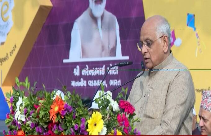 આજથી અમદાવાદના રિવરફ્રન્ટ ખાતે 7 થી 12 જાન્યુઆરી સુધી આંતરરાષ્ટ્રીય પતંગ મહોત્સવનું આયોજન કરવામાં આવી રહ્યુ છે, જેમાં 55 દેશના 153 પતંગબાજો ઉડાડવા અમદાવાદમાં આવ્યા છે.