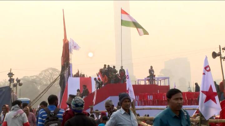 DYFI-এর ডাকে আজ ইনসাফ ব্রিগেড। শিয়ালদা স্টেশন, হাওড়া স্টেশন, শ্য়ামবাজার, হাজরা, পার্ক সার্কাস, সেন্ট্রাল মেট্রো স্টেশন ও সুবোধ মল্লিক স্কোয়ার থেকে ব্রিগেডমুখী হবে ৭টি মিছিল।