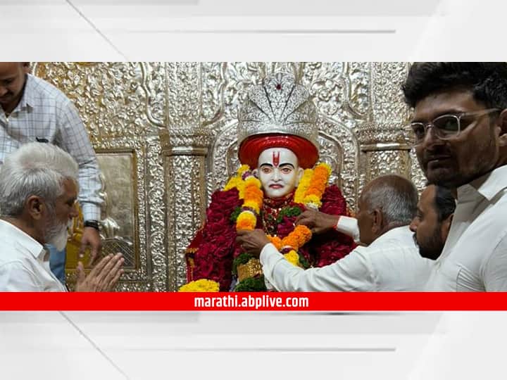 Dev Mamledar Yashwant Maharaj Yatra begins in Satana Nashik maharashtra marathi news Dev Mamledar Yatra : सटाण्यात देव मामलेदार यशवंतराव महाराजांच्या यात्रेला सुरुवात; शासकीय अधिकाऱ्यांना मिळाला पूजेचा मान