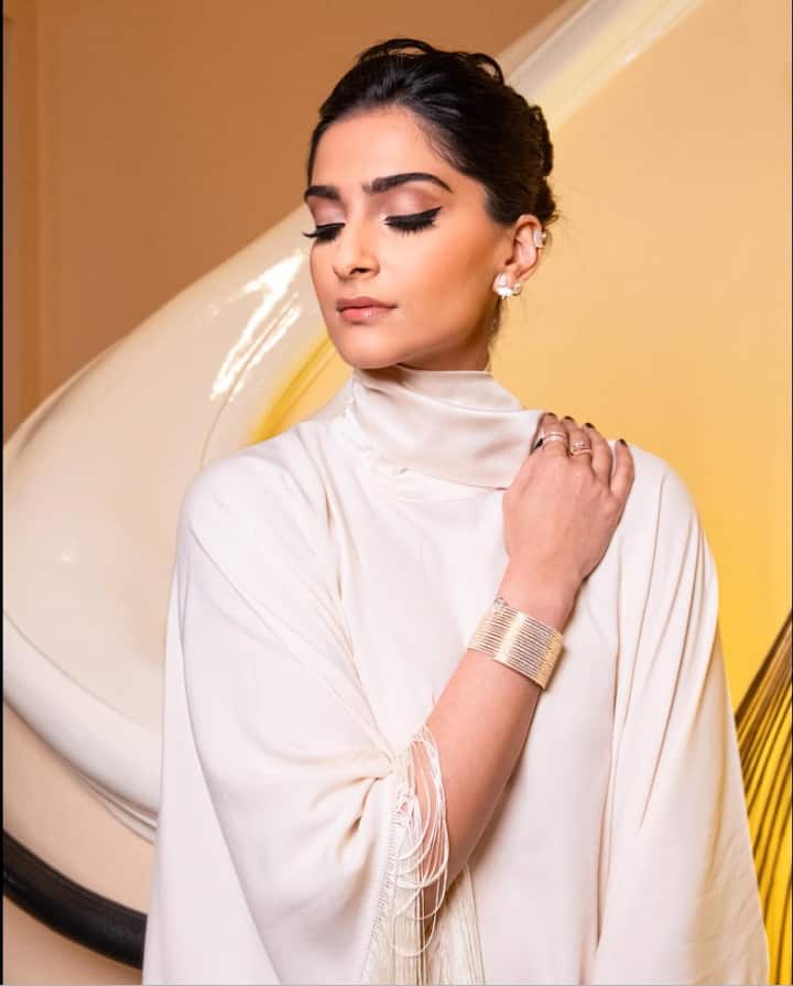 sonam kapoor Photo: સોનમ કપૂરે ફરી એકવાર તેની ફેશન સેન્સથી તેના ચાહકોને ચોંકાવી દીધા છે અને તેનું કારણ છે કે તેનો લુક ખૂબ જ ક્લાસી છે.