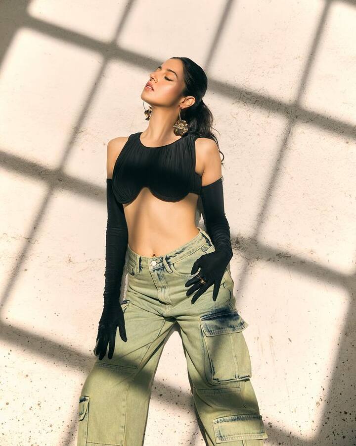 દિવ્યા તેની ફિલ્મો કરતા લુકને કારણે વધુ ચર્ચામાં રહે છે. આટલા વર્ષોમાં તેણે માત્ર સિલેક્ટેડ ફિલ્મો જ કરી છે.