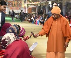 गोरखपुर में सीएम योगी का जनता दर्शन, 200 लोगों की सुनी फरियाद, बच्चों को दुलार कर दिया आशीर्वाद