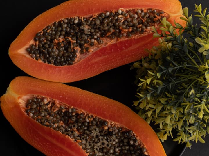Benefits of Eating Papaya : पपई खाल्ल्याने अनेक आजारांच्या धोक्यापासूनही तूम्ही दूर राहाल. चला जाणून घेऊया सकाळी रिकाम्या पोटी पपई खाण्याचे काय फायदे काय आहेत.