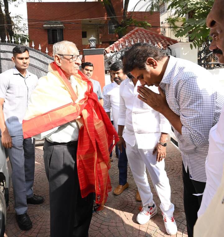 మాజీ గవర్నర్ నరసింహన్‌ దంపతులను మాజీ మంత్రి కేటీఆర్‌ సాదరంగా ఆహ్వానించారు. మాజీ మంత్రులు వేముల ప్రశాంత్‌రెడ్డి, శ్రీనివాస్‌గౌడ్‌, కొప్పుల ఈశ్వర్‌.. కేటీఆర్ తో పాటు ఉన్నారు.