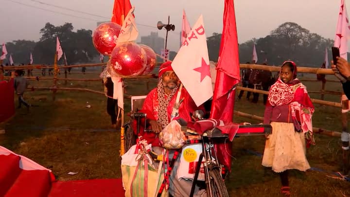 মূল মঞ্চের ডান দিক ও বাঁ দিকে দৈর্ঘ্যে ৪০ ফুট ও চওড়ায় ৪০ ফুটের দুটি আলাদা মঞ্চ রয়েছে। এই মঞ্চ দুটিতে থাকবেন মৃত বাম কর্মীদের পরিবারের সদস্য ও পার্টি নেতৃত্ব।