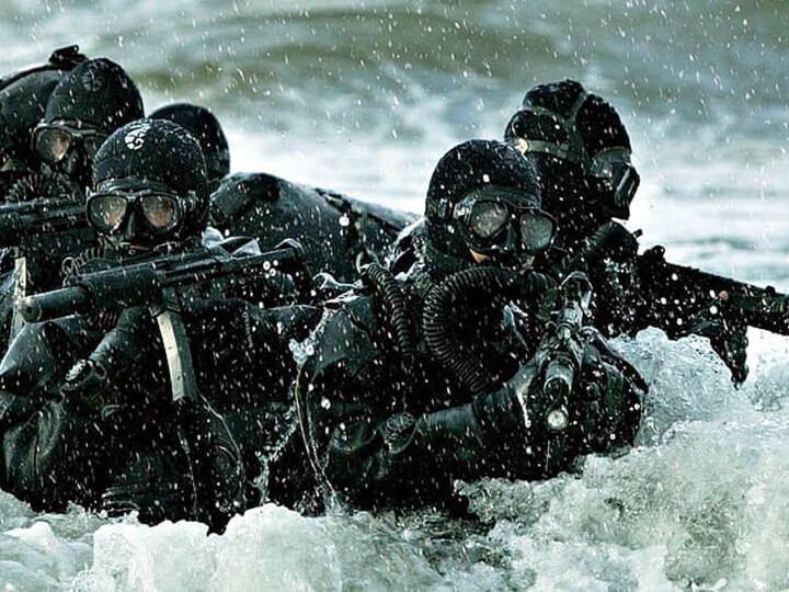 अपने देश के स्पेशल फोर्सेज में मरीन कमांडो यानी मार्कोस मौजूद हैं, जिन्हें सर्वश्रेष्ठ मरीन कमांडो की लिस्ट में शामिल किया जाता है. ये फोर्स सभी जगहों पर आपरेशन को अंजाम दे सकते हैं. लेकिन इन्हें पानी में युद्ध करने में महारथ हासिल होती है. बता दें कि इनकी फिजिकल ट्रेनिंग बहुत बहुत कठिन होती है.