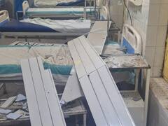 बस्ती जिला अस्पताल की सीलिंग गिरी, बाल-बाल बचे मरीज, परिजनों ने लगाया भ्रष्टाचार का आरोप