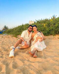 Gauahar Khan Vacation Pics: बेटे और पति संग गोवा में वेकेशन मना रही हैं गौहर खान, रेत पर बैठकर यूं दिए खूबसूरत पोज