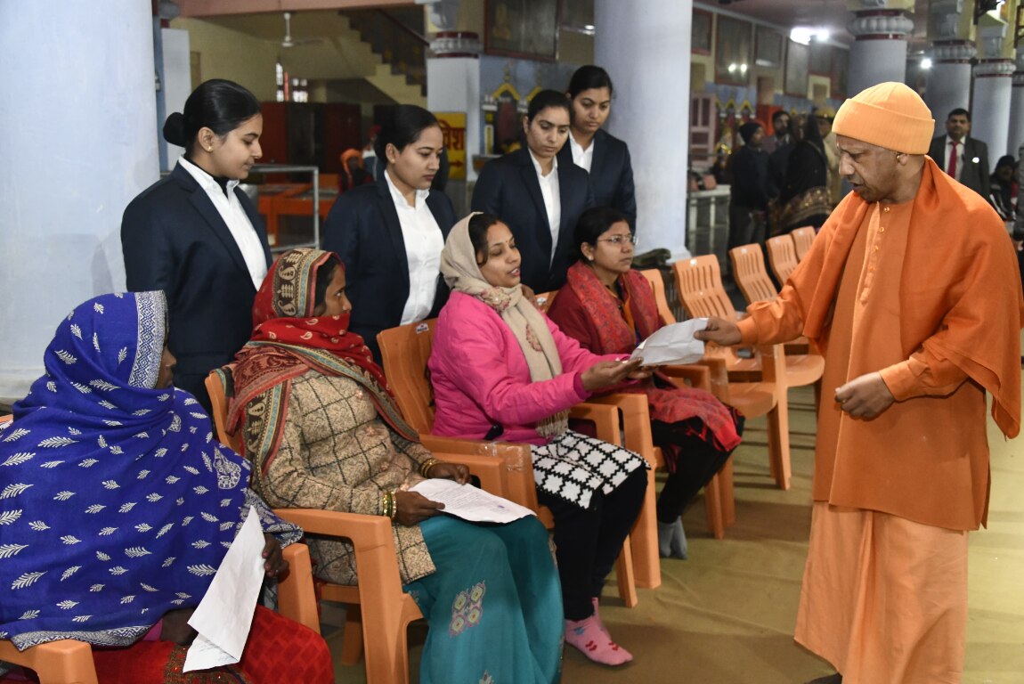 CM Yogi Janta Darshan: गोरखपुर में सीएम योगी का जनता दर्शन, 200 लोगों की सुनी फरियाद, बच्चों को दुलार कर दिया आशीर्वाद