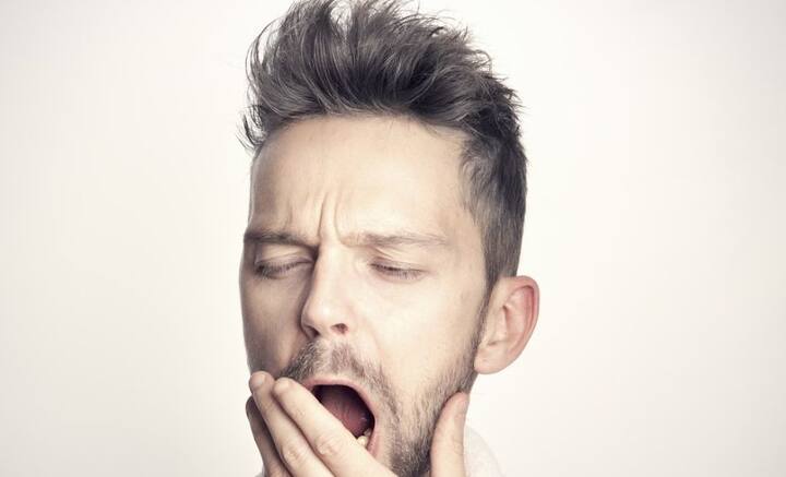 খাওয়ার মতো ঘুমানোরও নির্দিষ্ট সময় রয়েছে। পর্যাপ্ত ঘুম হওয়া যেমন জরুরি, তেমনই নির্দিষ্ট সময়ে ঘুমানোও অত্যন্ত জরুরি। বেশি রাত পর্যন্ত জাগা বা সারারাত জেগে কাটিয়ে দেওয়া মোটেই কাজের কথা নয়। ছবি: পিক্সাবে।