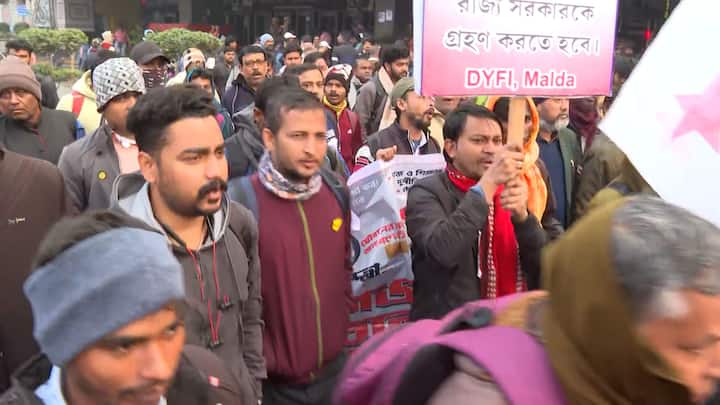 উত্তরবঙ্গ ও বিভিন্ন জেলা থেকে আজ ব্রিগেডে আসছেন বাম কর্মী, সমর্থকরা। শিয়ালদা স্টেশনে ভিড়।