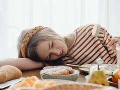 Health Tips : रात्रीचे जेवण टाळत आहात? तर आधी 'हे' वाचा!