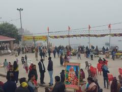 IN Pics: खुशनुमा मौसम के बीच भारी संख्या में बनारस के घाटों पर उमड़े पर्यटक, देखें तस्वीरें