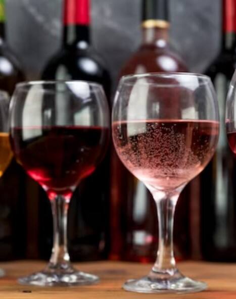 ਘੱਟ ਮਾਤਰਾ ਦੇ ਵਿੱਚ ਵਾਈਨ ਦਾ ਸੇਵਨ ਕਰਨਾ ਦਿਲ ਲਈ ਚੰਗਾ ਹੋ ਸਕਦਾ ਹੈ। ਹਾਲਾਂਕਿ ਇਹ ਲੰਬੇ ਸਮੇਂ ਤੋਂ ਬਹਿਸ ਦਾ ਵਿਸ਼ਾ ਰਿਹਾ ਹੈ ਕਿ ਕੀ ਰੈੱਡ ਵਾਈਨ ਜੋ ਕਿ ਵ੍ਹਾਈਟ ਵਾਈਨ ਨਾਲੋਂ ਸਿਹਤਮੰਦ ਵਿਕਲਪ ਹੈ।